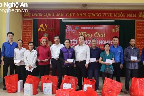 Tòa án nhân dân tỉnh tặng quà Tết cho hộ nghèo tại huyện Quỳ Châu