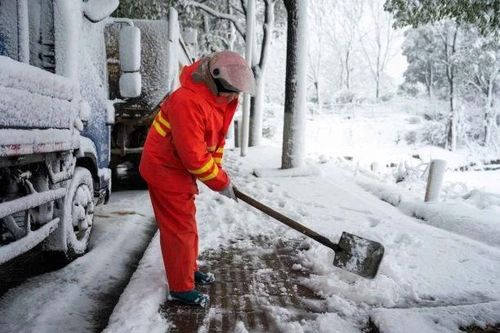 Trung Quốc: Tuyết rơi dày làm sập mái hội chợ, 14 người thương vong