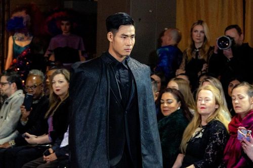 'Nam vương chân đất' Danh Chiếu Linh sải bước tại New York Couture Fashion Week