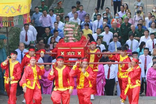 Thành phố Hồ Chí Minh dâng cúng bánh tét lên Quốc tổ Hùng Vương