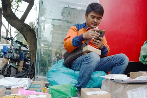 Shipper tất bật giao hàng xuyên ngày đêm dịp cận Tết Nguyên đán