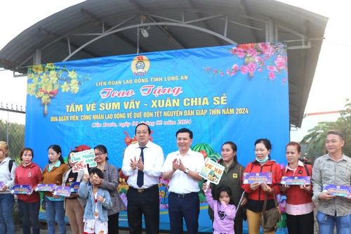 Long An: Hơn 1.000 vé xe 0 đồng đưa công nhân lao động về quê đón Tết