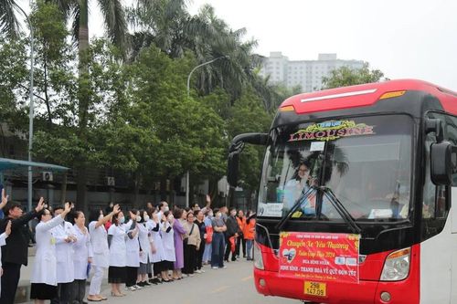 Chuyến xe yêu thương: Bệnh viện K mang Tết đến gần với người bệnh ung thư