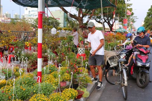 Tấp nập chợ hoa 'Trên bến dưới thuyền' duy nhất tại TP Hồ Chí Minh