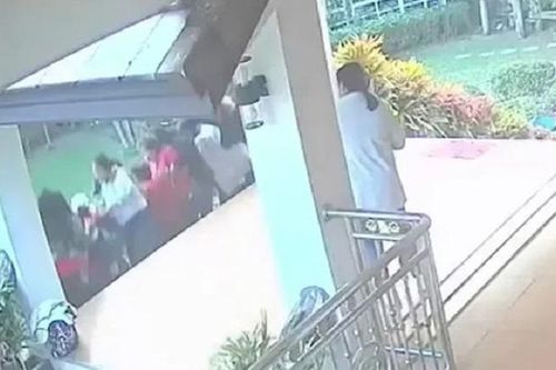 Video ban công sập do du khách chụp ảnh nhóm, nhiều người bị thương