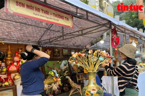 Hội chợ làng nghề truyền thống Tết tại phố bích họa Phùng Hưng