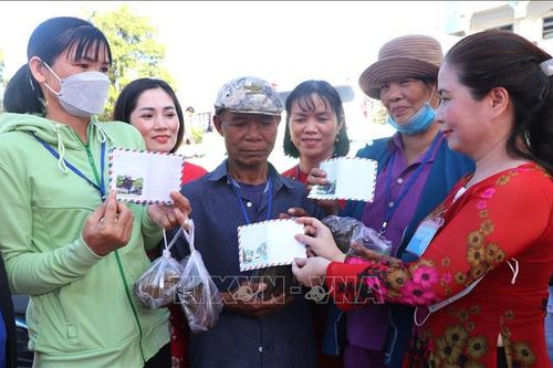 Mang Tết ấm áp đến với bệnh nhân nghèo