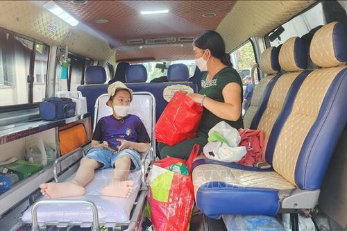 Chuyến xe 0 đồng, bữa cơm tất niên ấm lòng bệnh nhi ngày cuối năm