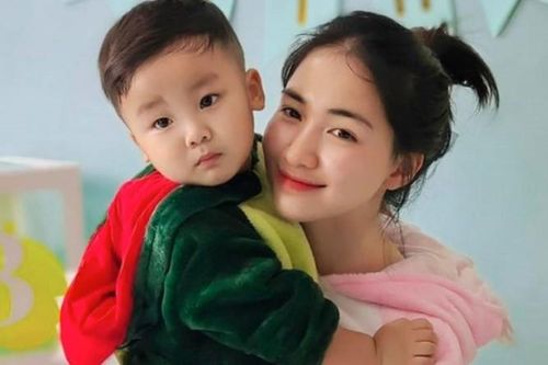 Hòa Minzy bình luận một câu dưới bài đăng, người hâm mộ lập tức khen lia lịa: 'Dạy con giỏi quá ạ'