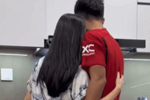 Hà Đức Chinh xắn tay vào bếp nấu ăn khi vợ đang nghi vấn mang bầu