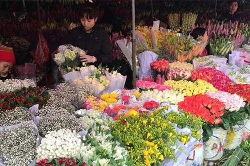 Cắm hoa chơi Tết đừng chỉ dùng nước lã: Thêm 1 thìa này vào bình, 10 ngày sau hoa vẫn tươi rói