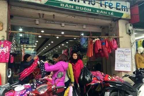 Cận Tết, hàng thời trang đồng loạt giảm giá sâu hút khách