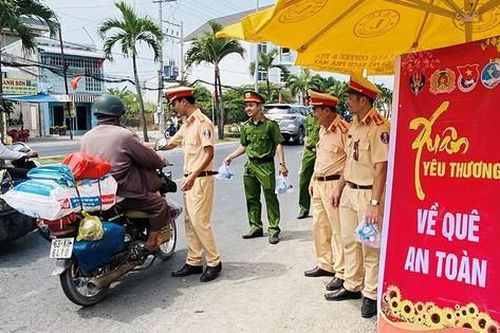 'Điểm dừng chân nghĩa tình' hỗ trợ người dân về quê đón Tết