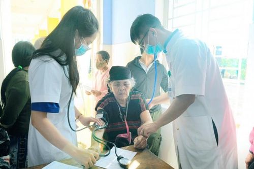 Thừa Thiên Huế: 300 người dân huyện miền núi A Lưới được khám, cấp thuốc miễn phí dịp cận Tết