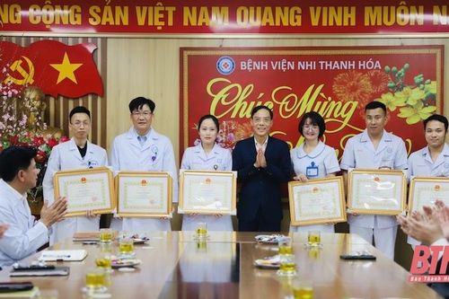 Phó Chủ tịch UBND tỉnh Đầu Thanh Tùng chúc tết các bệnh viện