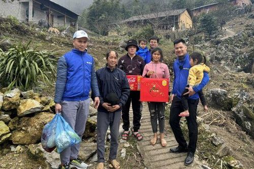 Vịt 34 thăm và trao quà Tết cho người lao động tại Hà Giang dịp Tết Nguyên đán 2024