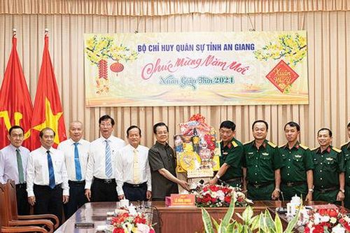 Thăm hỏi, động viên ngày Tết