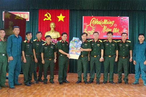 Bộ Chỉ huy Quân sự tỉnh An Giang chúc Tết tại huyện Tri Tôn