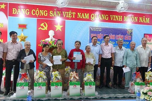 Thị trấn Ba Chúc tri ân gia đình chính sách
