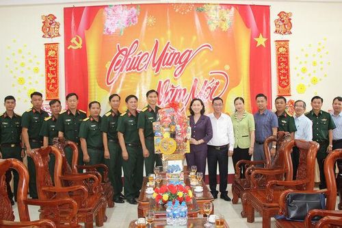 Phó Chủ tịch UBND tỉnh An Giang Nguyễn Thị Minh Thúy thăm, chúc Tết lực lượng vũ trang, gia đình chính sách