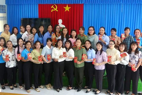 Cán bộ phụ nữ huyện Tri Tôn họp mặt mừng Xuân