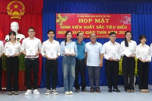 UBND huyện Tri Tôn họp mặt sinh viên xuất sắc mừng Xuân Giáp Thìn 2024