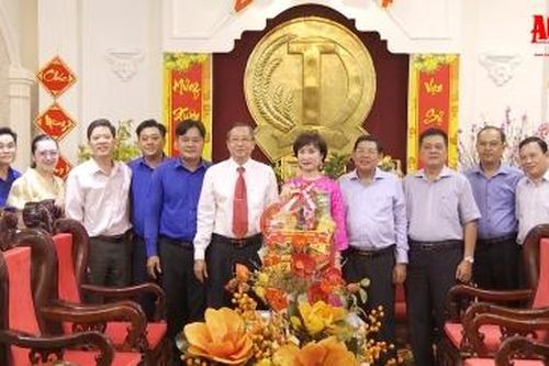 Phó Bí thư Thường trực Tỉnh ủy, Chủ tịch HĐND tỉnh An Giang chúc Tết các đơn vị, doanh nghiệp ở TP. Long Xuyên.