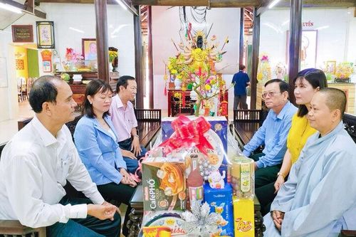 Chủ tịch UBND huyện Châu Phú Nguyễn Phước Nên chúc Tết các cơ sở thờ tự