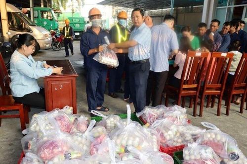 Tặng hơn 700kg thịt heo để công nhân kho đón Tết Giáp Thìn