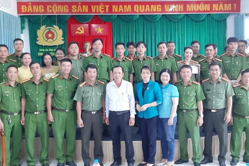 UBMTTQVN huyện Châu Phú tặng quà Tết cán bộ, chiến sĩ công an hoàn cảnh khó khăn