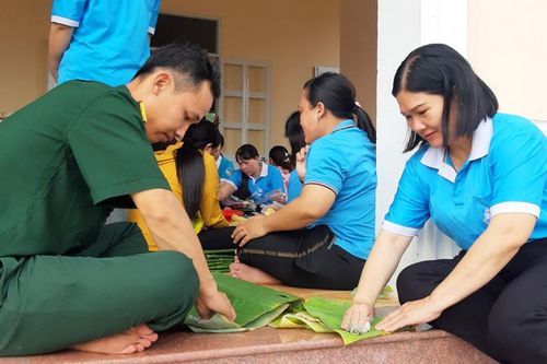Gói 500 đòn bánh tét tặng lực lượng vũ trang đóng quân trên địa bàn huyện Châu Phú