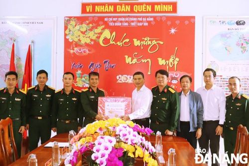 Lãnh đạo thành phố thăm, chúc Tết các đơn vị lực lượng vũ trang
