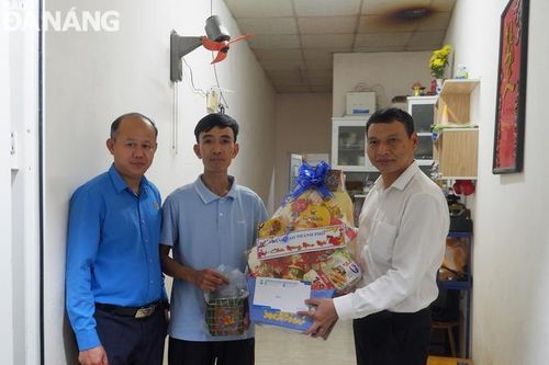 Lãnh đạo thành phố trao quà Tết cho người lao động khó khăn