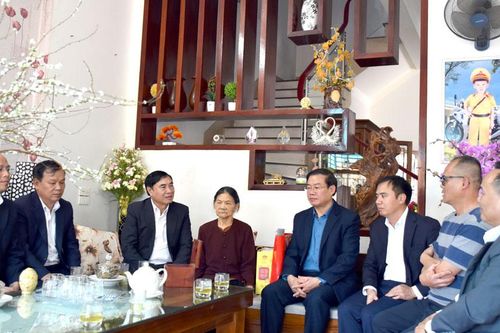 Bí thư Tỉnh ủy Trần Quốc Cường chúc Tết cán bộ, chiến sĩ Công an tỉnh và gia đình chính sách