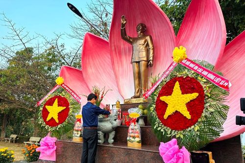 Bí thư Tỉnh ủy Nguyễn Hồng Lĩnh viếng nghĩa trang và đền thờ liệt sĩ, tặng quà tết người dân xã Phú Lý