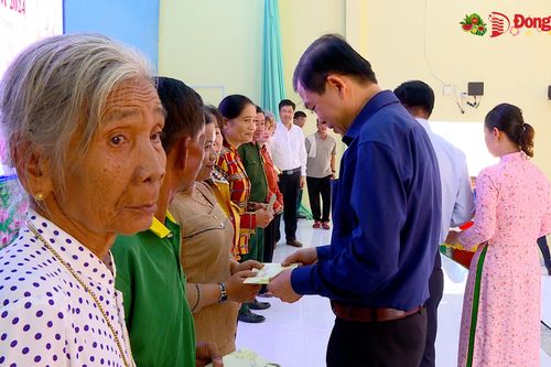 Bí thư Tỉnh ủy Nguyễn Hồng Lĩnh chúc Tết, tặng quà đồng bào dân tộc thiểu số xã Phú Lý