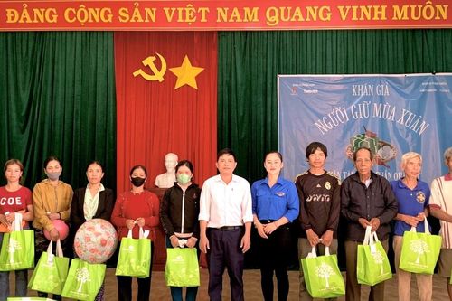 Tặng 100 suất quà Tết cho người dân xã Hà Tây