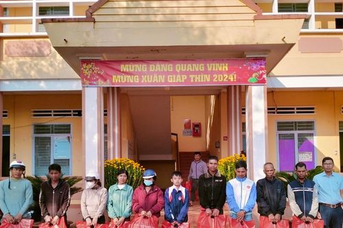 Trao quà Tết và nhà tình nghĩa cho người nghèo Gia Lai