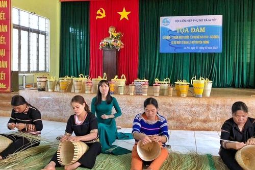 Khi phụ nữ đan gùi