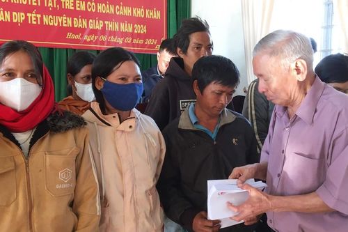 Tặng quà Tết cho người khuyết tật, trẻ em có hoàn cảnh khó khăn tại Đak Đoa, Chư Prông và Kông Chro