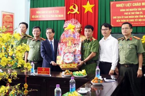 Chủ tịch UBND tỉnh Nguyễn Tấn Tuân thăm, chúc Tết các đơn vị trực chiến