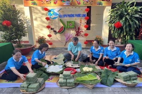 Hội Phụ nữ phường Phước Long gói bánh chưng tặng người nghèo