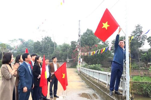 Cờ Tổ quốc sáng đường xứ đạo