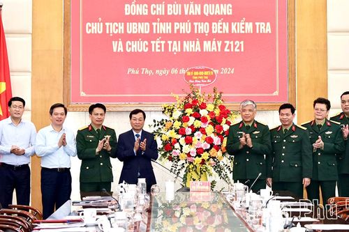 Chủ tịch UBND tỉnh Bùi Văn Quang thăm, kiểm tra đơn vị quân đội trực Tết