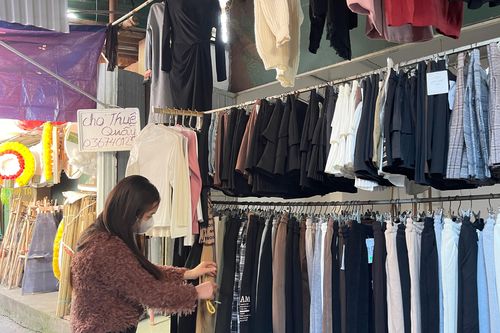 Thị trường quần áo dịp cuối năm: Sản phẩm đa dạng, giá cả cạnh tranh