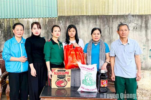 Hội Thiện nguyện vòng tay nhân ái Sơn Dương trao tặng 26 suất quà Tết cho hộ nghèo