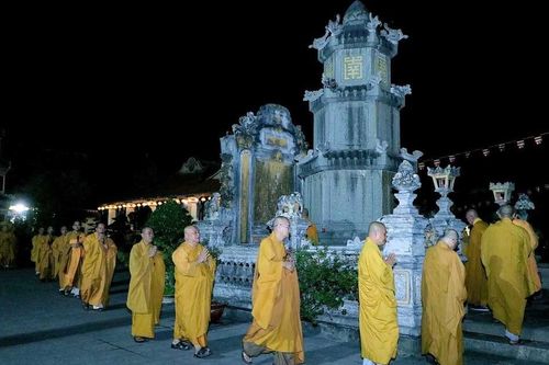 Chư Tăng Ni nhiễu tháp tưởng niệm chư vị Tổ sư tại tổ đình Hội Khánh (Bình Dương)