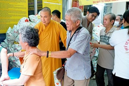 Hội từ thiện chùa Tường Nguyên tiếp tục trao quà Tết cho người dân khó khăn tại Q.4