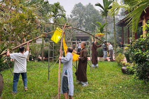 Quốc tự Diệu Đế dựng nêu đón Tết