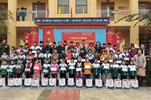 Yên Bái: Trao trên 155 triệu đồng, quà hỗ trợ nhân dịp Tết nguyên đán Giáp Thìn 2024